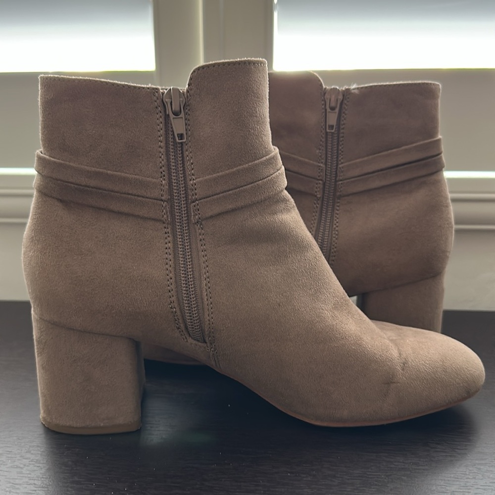 Kelly & Katie tan suede like ankle boot / bootie with bows - Picture 7 of 9
